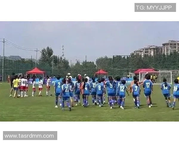 国外足球明星亲临新疆展现球技助力当地足球发展