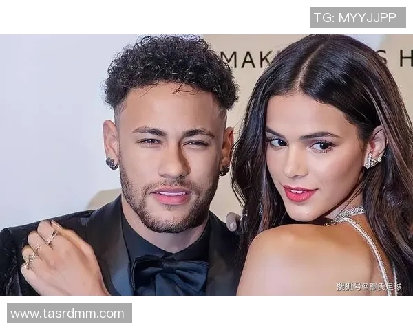 足球明星女友与闺蜜的亲密关系引发热议背后的故事与真相