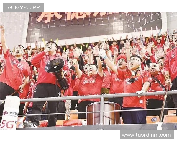 足球明星抵达机场引发粉丝狂热场面热情拥堵人潮涌动气氛火爆